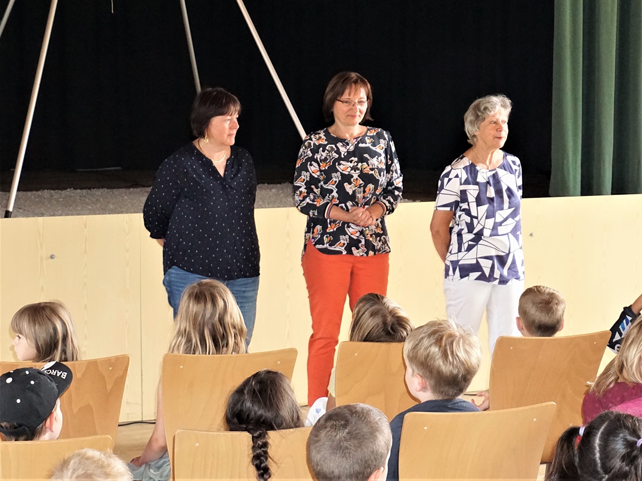 Die Schirmherrin Dr. Isabell Tammer, Die Bürgermeisterin der Stadt Münzenberg, eröffnet den Kleinen „Kinderkultursommer“